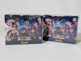 deux boîtes contenant chacune un jeu de cartes sur lequel figurent deux personnages