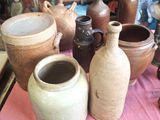 de nombreux vases posés sur une table recouverte d'une nappe rose