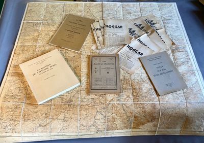 de nombreux livres anciens posés sur une table recouverte de cartes