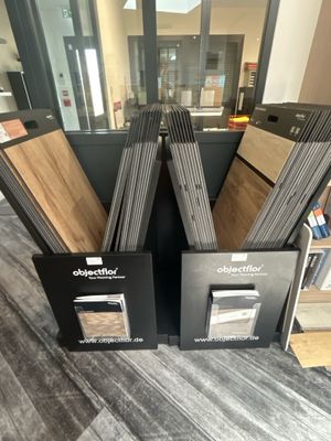 Plusieurs types de parquets sont exposés dans un magasin