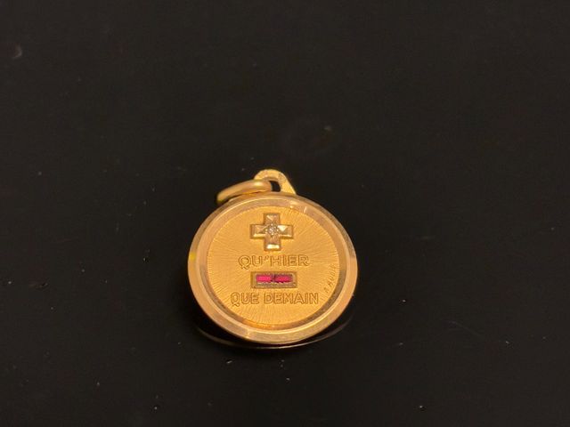 Pendentif en or « plus qu’hier moins que demain ». PB : 3,90gr. E...