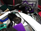 un tas d'appareils électroniques et d'autres objets divers dans une valise