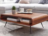 une table basse avec un livre dans un salon