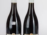 deux bouteilles de vin posées l'une à côté de l'autre sur une table