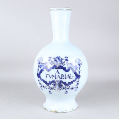 un vase blanc orné d'un motif bleu et blanc