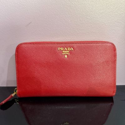 Portefeuille PRADA cuir safiano rouge dimension 19/9cm, neuf…