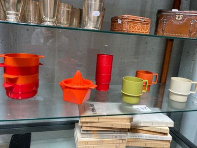 de nombreuses tasses de différentes couleurs exposées dans une vitrine