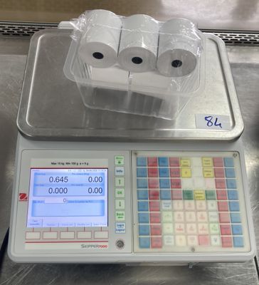 une photo d'une balance sur laquelle sont posés des rouleaux de papier toilette
