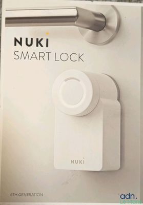 une boîte blanche équipée d'une serrure intelligente Nuki
