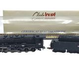 un petit train qui se trouve à côté d'une boîte