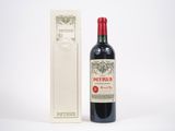 la bouteille de vin rouge se trouve à côté d'un carton