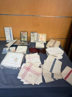 une table sur laquelle sont posés tout un tas de livres et de papiers