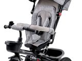 une image représentant une poussette avec un bébé à l'intérieur, sur fond blanc