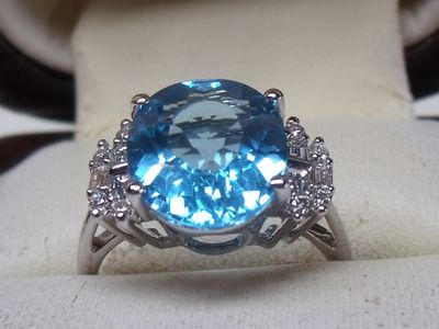 Bague en or blanc 18K, sertie d’une topaze ovale de 4,77 car…