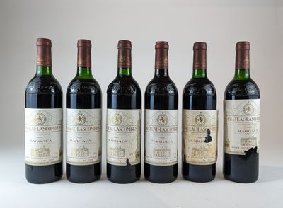 six bouteilles de vin sont alignées sur une table