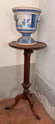 un vase bleu et blanc posé sur une petite table