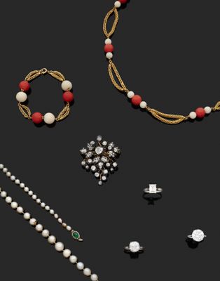 une collection de bijoux comprenant un collier, un bracelet et une broche