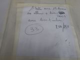 une feuille de papier avec une écriture dessus, posée sur une table