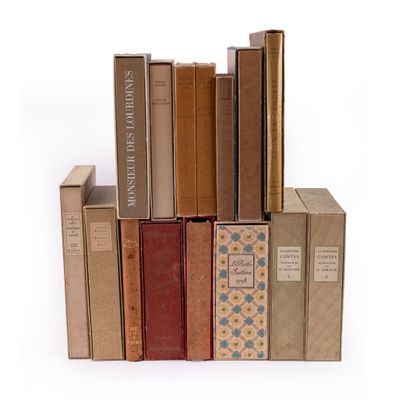 plusieurs livres sont empilés sur une surface blanche