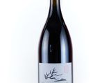 une bouteille de vin posée sur une table