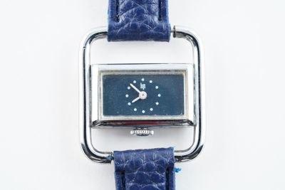 l'image d'une montre avec un bracelet en cuir bleu