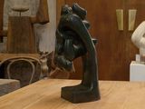 une statue représentant un homme et une femme posée sur une table