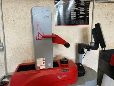une machine posée sur une table