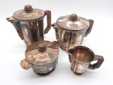 plusieurs pièces d'argenterie ancienne, notamment une cafetière, une théière et une cafetière