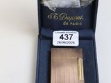 une petite boîte contenant un briquet, posée sur une table