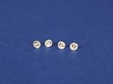 une paire de boucles d'oreilles en diamant sur fond bleu