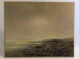 une peinture à l'huile représentant une scène de plage avec un bateau solitaire au loin