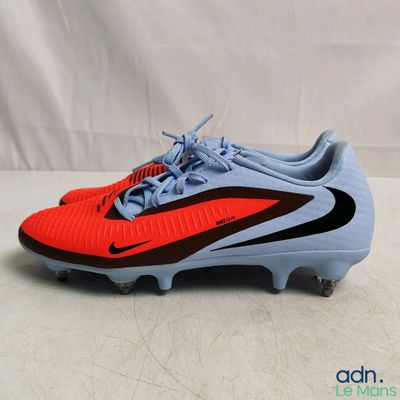 Les crampons de football Nike Vapor Vapor arborent une palette de couleurs bleu vif et rouge