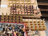 beaucoup de petits soldats dans une boîte posée sur la table