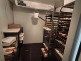une photo d'une cuisine avec beaucoup de provisions sur les étagères