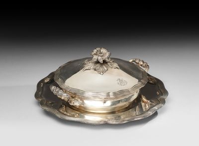 un plat en argent muni d'un couvercle et orné d'un motif floral