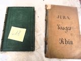 deux livres posés sur une table