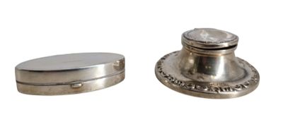 Encrier (socle en bois) et 1 pilulier en argent (socle non a…