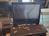 un ordinateur portable posé sur un bureau en verre