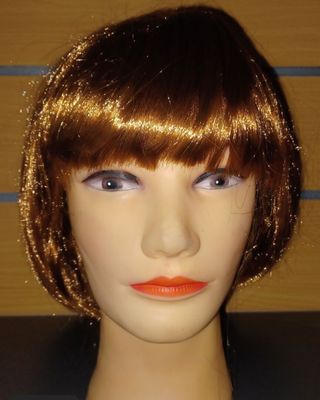 un gros plan sur la tête d'un mannequin avec du rouge à lèvres orange