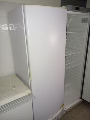 un réfrigérateur blanc et un congélateur dans une cuisine