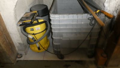 un extincteur jaune à côté d'un tuyau jaune