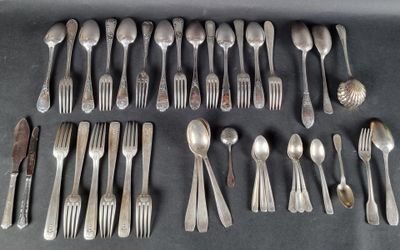 un grand nombre de cuillères et de fourchettes en argent disposées sur une table