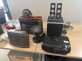 tout un tas d'appareils électroniques posés sur la table