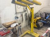 une voiture sur laquelle travaille un mécanicien dans un garage