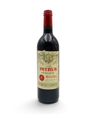 la bouteille de vin rouge est posée sur une surface blanche