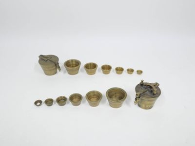 Deux piles de poids en bronze de 2 livres, boîtiers à décor …