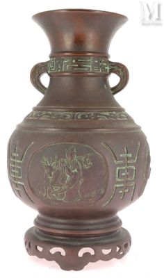 un vase marron orné d'un motif vert