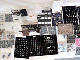 une table sur laquelle sont posés tout un tas d'appareils électroniques