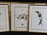Quatre photos encadrées de joueurs de tennis sont posées sur une table