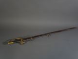 un vieux fusil avec une poignée en bois sur une surface blanche